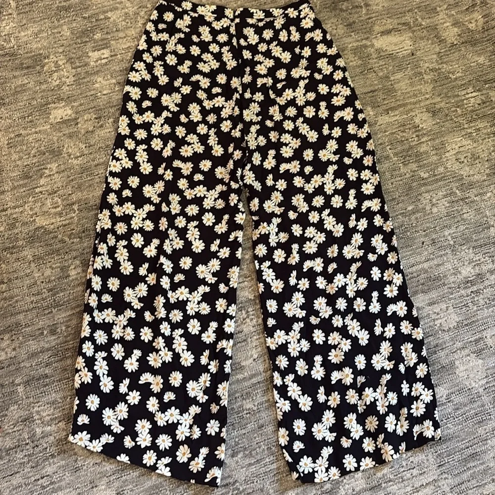Reformation Black and White wide leg Daisy Print Pants - size small